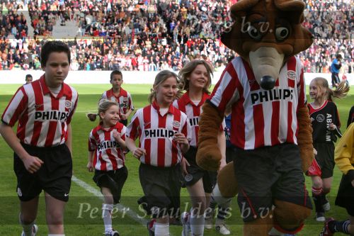Eindhoven, 18 Maart 2007 Kompetitiewedstrijd PSV-AJAX, eindstand 1-5 Seizoen 2006/2007
Kleindochters Christ v Kasteren als mascottes