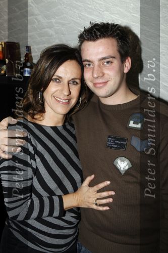 Naarden 16 februari 2007
Presentatie boek Jurgen Smit. Milika Peterzon geeft het eerste boek aan hem.Cilly dartell met zoon