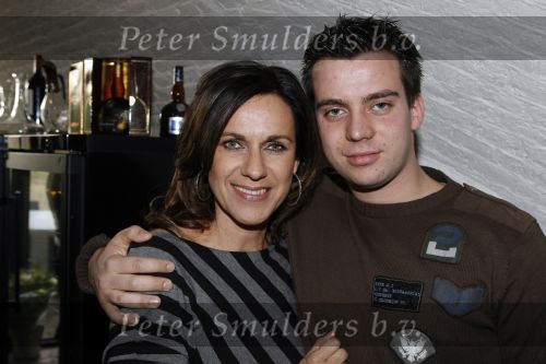 Naarden 16 februari 2007
Presentatie boek Jurgen Smit. Milika Peterzon geeft het eerste boek aan hem.Cilly dartell met zoon