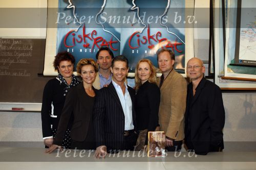 Amsterdam 9 maart 2007
Perspresentatie Ciske de Rat. Cast met Danny de Munk Mariska v Kolck Marjolijn Touw Hajo Bruijns Marleen v d Loo Hugo Haenen Sjoerd Pleijsier Ad Knippels