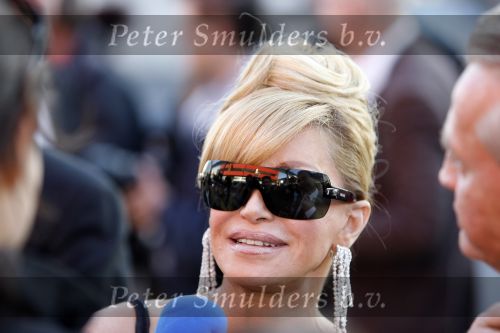 Hilversum 12 maart 2007
Feest voor de 65 e verjaardag van Joop v d Ende in studio 21. Connie Breukhoven met zonnebril