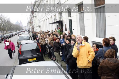 Den Haag 18 februari 2007
Connie Breukhoven heeft alle vroyuwen die kanker hebben of hebben gehad uitgenodigd om verwend te worden in de kliniek van Connie.
Peter Smulders bv