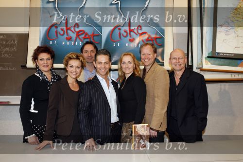 Amsterdam 9 maart 2007
Perspresentatie Ciske de Rat. Cast met Danny de Munk Mariska v Kolck Marjolijn Touw Hajo Bruijns Marleen v d Loo Hugo Haenen Sjoerd Pleijsier Ad Knippels