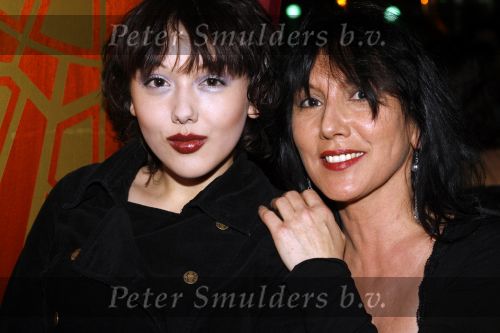 Uitgeest 17 januari 2007
Feest Henk Geels in Bobs saloon.Dee Dee met dochter. Anna Dekkers
Peter Smulders bv