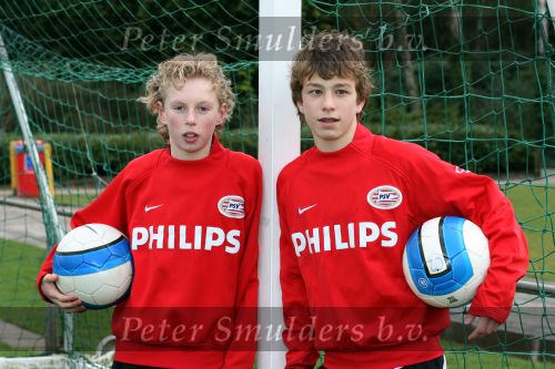Eindhoven, 19 Maart 2007
links Dennis Groen (12 jaar) en rechts Thomas Horsten (12 jaar ) en beide spelend voor PSV D1  betreft shirtjevan Edgar Davids.
