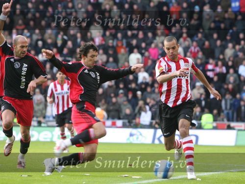 Eindhoven, 18 Maart 2007 Kompetitiewedstrijd PSV-AJAX, eindstand 1-5 Seizoen 2006/2007
MDiego Tardelli in duel met George Ogararu
