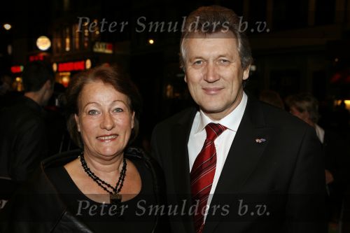 AMSTERDAM 5 maart 2007
Premiere Voebalvrouwen, nieuwe serie Talpa, in Tuschinski. Dirk Scheringa met vrouw