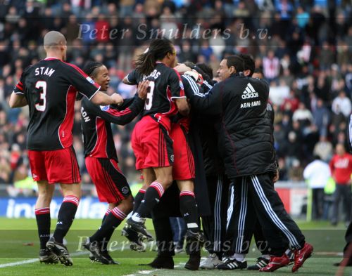 Eindhoven, 18 Maart 2007 Kompetitiewedstrijd PSV-AJAX, eindstand 1-5 Seizoen 2006/2007
Wesley Sneijder wordt gefeliciteerd met de 0-2 door o.a. Edgar Davdids en Jaap Stam