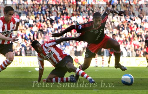 Eindhoven, 18 Maart 2007 Kompetitiewedstrijd PSV-AJAX, eindstand 1-5 Seizoen 2006/2007
Edsion Mendez in duel met Ryan Babel links op de foto Ibrahim Afellay