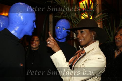 Amsterdam 21 februari 2007
Premiere Dreamgirls in Tuschinski. Edsilia Rombley met hoed en de blue man group