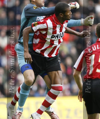 Eindhoven, 18 Maart 2007 Kompetitiewedstrijd PSV-AJAX, eindstand 1-5 Seizoen 2006/2007
Eduardo Alcides samen met Gomes