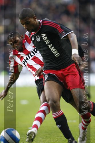 Eindhoven, 18 Maart 2007 Kompetitiewedstrijd PSV-AJAX, eindstand 1-5 Seizoen 2006/2007
Eduardo Alcides in duel met Ryan Babel