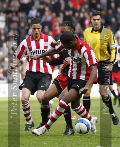 Eindhoven, 18 Maart 2007 Kompetitiewedstrijd PSV-AJAX, eindstand 1-5 Seizoen 2006/2007
Eduardo Alcides in duel met Urby Emanuelson