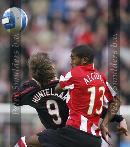 Eindhoven, 18 Maart 2007 Kompetitiewedstrijd PSV-AJAX, eindstand 1-5 Seizoen 2006/2007
Eduardo Alcides in duel met Klaas Jan Huntelaar