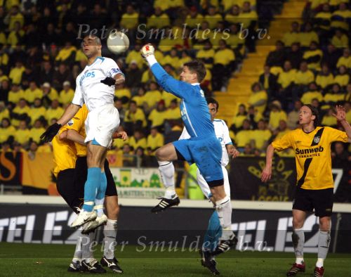 Breda, 28 Februari 2007
NAC-PSV, eindstand 3-0 Wedstrijd KNVB-beker 1/4 finale Seizoen 2006/2007
Edwin Zoetebier in duel met Alex PSV