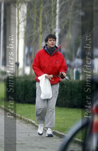 Amsterdam 22 februari 2007
Edwin de Roy v Zuydewijn is niet naar het buitenland gevlucht maar woont op dit moment
met zin hond bij zijn moeder.