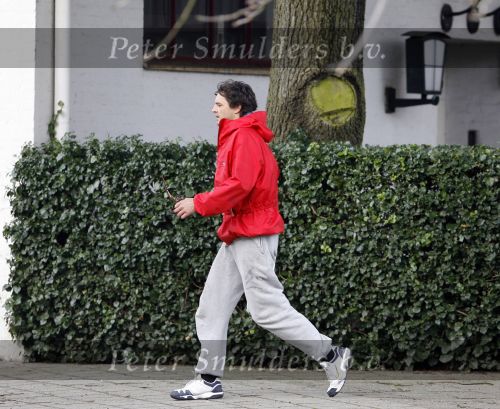 Amsterdam 22 februari 2007
Edwin de Roy v Zuydewijn is niet naar het buitenland gevlucht maar woont op dit moment
met zin hond bij zijn moeder.