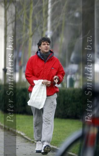 Amsterdam 22 februari 2007
Edwin de Roy v Zuydewijn is niet naar het buitenland gevlucht maar woont op dit moment
met zin hond bij zijn moeder.