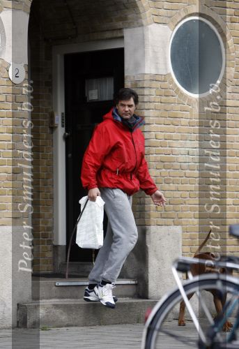 Amsterdam 22 februari 2007
Edwin de Roy v Zuydewijn is niet naar het buitenland gevlucht maar woont op dit moment
met zin hond bij zijn moeder.
