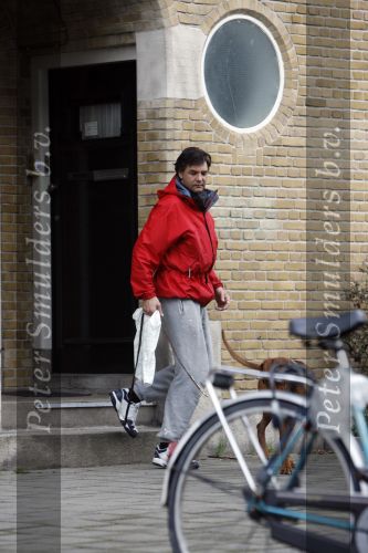 Amsterdam 22 februari 2007
Edwin de Roy v Zuydewijn is niet naar het buitenland gevlucht maar woont op dit moment
met zin hond bij zijn moeder.