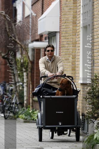 Amsterdam 17 maart 2007
Edwin de Roy v Zuydewijn op bakfiets met daarin zijn hond.