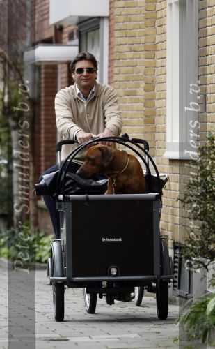 Amsterdam 17 maart 2007
Edwin de Roy v Zuydewijn op bakfiets met daarin zijn hond.
