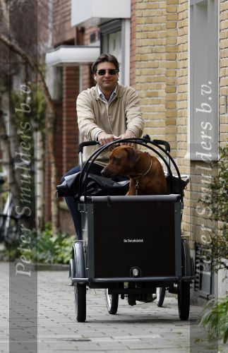 Amsterdam 17 maart 2007
Edwin de Roy v Zuydewijn op bakfiets met daarin zijn hond.