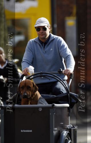 Amsterdam 16 maat 2007
Edwin de Roy v Zuydewijn met petje en hond op bakfiets.
