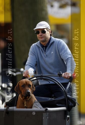 Amsterdam 16 maat 2007
Edwin de Roy v Zuydewijn met petje en hond op bakfiets.