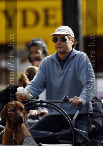 Amsterdam 16 maat 2007
Edwin de Roy v Zuydewijn met petje en hond op bakfiets.