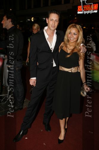 AMSTERDAM 5 maart 2007
Premiere Voebalvrouwen, nieuwe serie Talpa, in Tuschinski. Amanda en Erik uit de gouden kooi