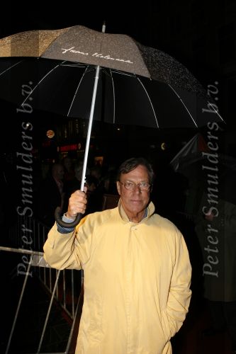 Amsterdam 6 maart 2007
Premiere La Vie en Rose  i Tuschiski. Frans Molenaar onder paraplu