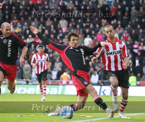 Eindhoven, 18 Maart 2007 Kompetitiewedstrijd PSV-AJAX, eindstand 1-5 Seizoen 2006/2007
George Ogararu in duel met Diego Tardelli