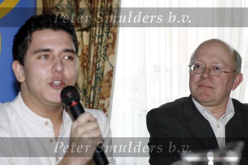 Volendam 6 februari 2007
Gerard Baars (tros) en Jan Smit tekenen een kontrakt bij old dutch.
