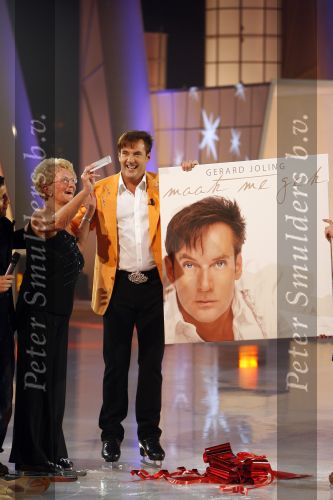 Hilversum 23 februari 2007
Presentatie  cd Gerard Joling . De moeder van Gerard reikt de cd uit op schaatsen.