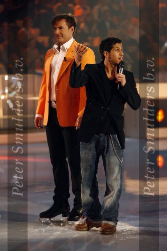 Hilversum 23 februari 2007
Presentatie  cd Gerard Joling . De moeder van Gerard reikt de cd uit op schaatsen. Jody Bernal