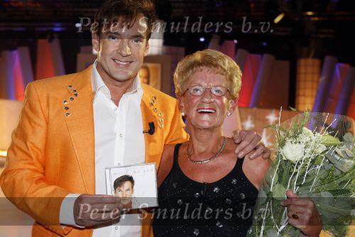 Hilversum 23 februari 2007
Presentatie  cd Gerard Joling . De moeder van Gerard reikt de cd uit op schaatsen.