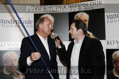 Amsterdam 15 maart 2007
Presentatie dvd box Ko v Dijk. Aanwezig zijn oa de zoons van Ko van Dijk Kees en Peter Jan v Dijk. Joop v d Ende reikte de dvd box uit. Gijs Scholten v Aschat