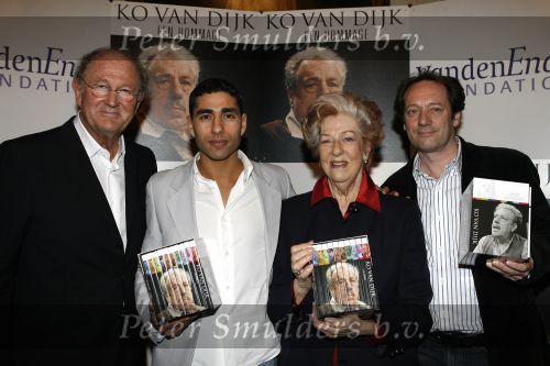 Amsterdam 15 maart 2007
Presentatie dvd box Ko v Dijk. Aanwezig zijn oa de zoons van Ko van Dijk Kees en Peter Jan v Dijk. Joop v d Ende reikte de dvd box uit. Ellen Vogel Mimoun Oaissa en Gijs Scholten v Aschat