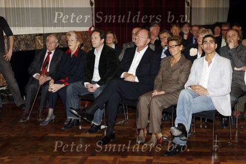 Amsterdam 15 maart 2007
Presentatie dvd box Ko v Dijk. Aanwezig zijn oa de zoons van Ko van Dijk Kees en Peter Jan v Dijk. Joop v d Ende reikte de dvd box uit. Gijs Scholten v Aschat