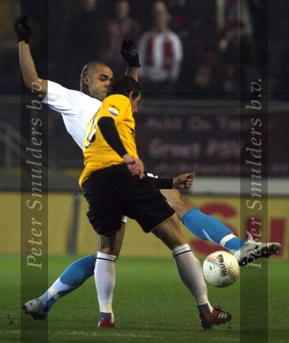 Breda, 28 Februari 2007
NAC-PSV, eindstand 3-0 Wedstrijd KNVB-beker 1/4 finale Seizoen 2006/2007
Glen Salmon in duel met Alex PSV