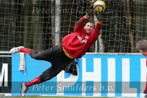 Eindhoven 16 Februari 2007
Doelman Gomes in aktie tijdens de training van PSV op de Herdgang.