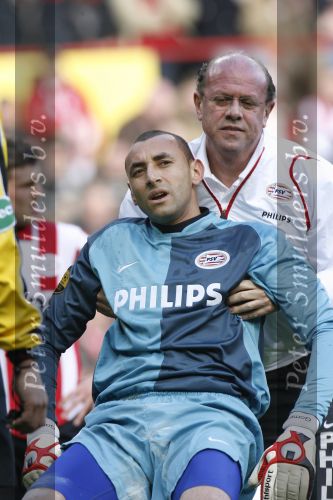 Eindhoven, 18 Maart 2007 Kompetitiewedstrijd PSV-AJAX, eindstand 1-5 Seizoen 2006/2007
Gomes geblesseerd en wordt verzorgd door Mart v d Heuvel