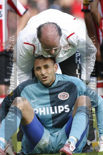 Eindhoven, 18 Maart 2007 Kompetitiewedstrijd PSV-AJAX, eindstand 1-5 Seizoen 2006/2007
Gomes geblesseerd en wordt verzorgd door Mart v d Heuvel