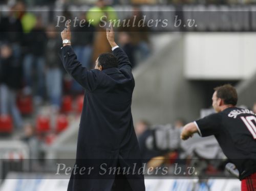 Eindhoven, 18 Maart 2007 Kompetitiewedstrijd PSV-AJAX, eindstand 1-5 Seizoen 2006/2007
Henk ten Cate blij na het 5e doelpunt voor Ajax
