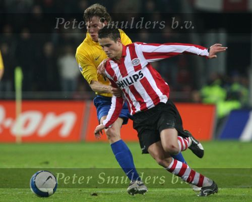 Eindhoven, 3 Maart 2007 Kompetitiewedstrijd PSV-RKC eindstand 2-0 Seizoen 2006/2007
Ibrahim Afellay in duel met Tim Bakens