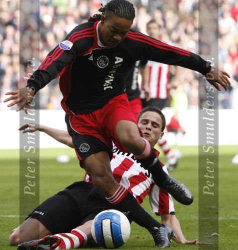 Eindhoven, 18 Maart 2007 Kompetitiewedstrijd PSV-AJAX, eindstand 1-5 Seizoen 2006/2007
Ibrahim Afellay in duel met Urby Emanuelson