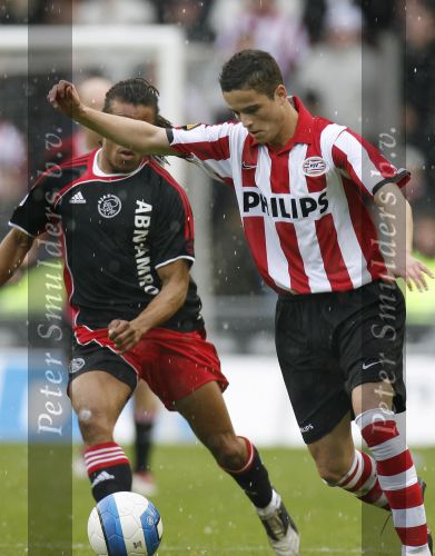 Eindhoven, 18 Maart 2007 Kompetitiewedstrijd PSV-AJAX, eindstand 1-5 Seizoen 2006/2007
Ibrahim Afellay in duel met Edgar Davids