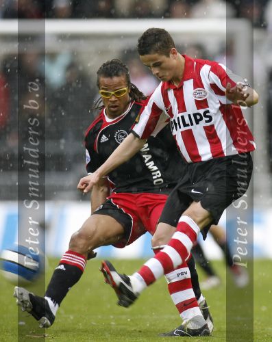 Eindhoven, 18 Maart 2007 Kompetitiewedstrijd PSV-AJAX, eindstand 1-5 Seizoen 2006/2007
Ibrahim Afellay in duel met Edgar Davids