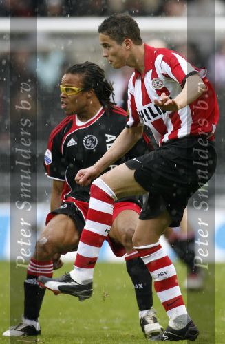 Eindhoven, 18 Maart 2007 Kompetitiewedstrijd PSV-AJAX, eindstand 1-5 Seizoen 2006/2007
Ibrahim Afellay in duel met Edgar Davids